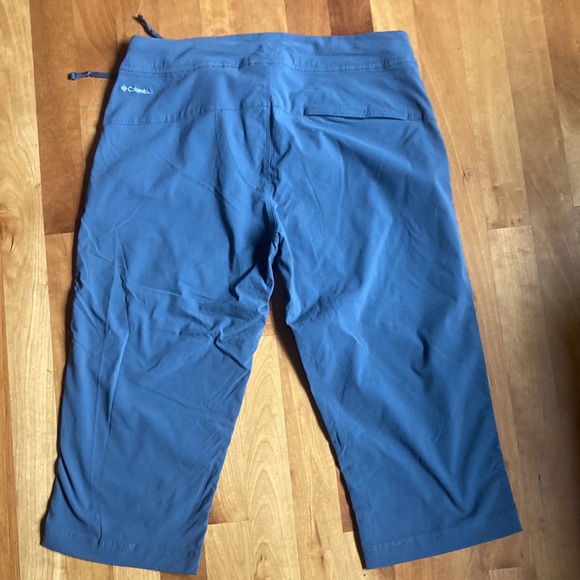 Woman’s size 8 Columbia Shorts - Picture 7 of 9